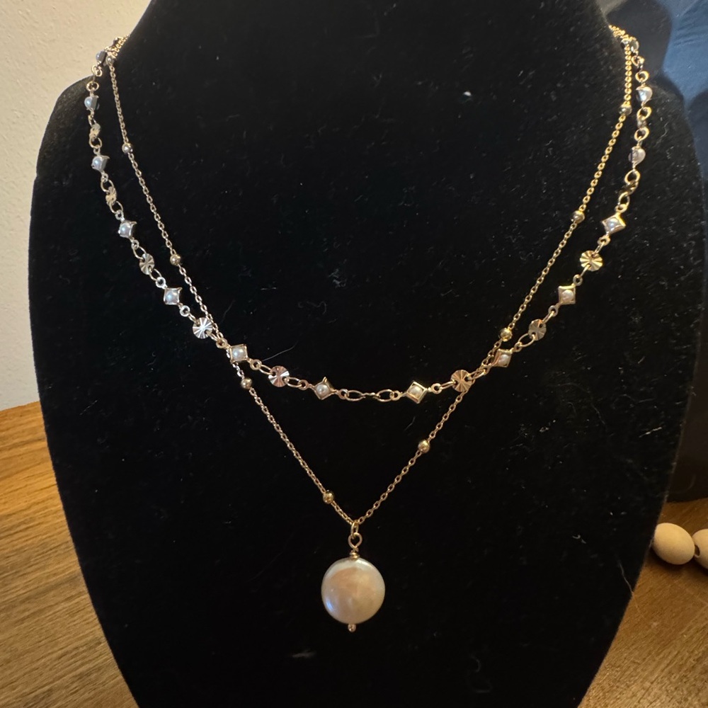 Elegant Gold and Pearl Necklace